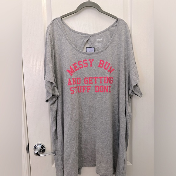 🩷TORRID “Messy Bun And Getting Stuff Done” Workout Shirt, NWT - Picture 3 of 8